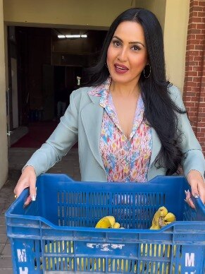 सेट पर अचानक आ गए बंदर, एक्ट्रेस ने भगाने की बजाय दी केलों की दावत