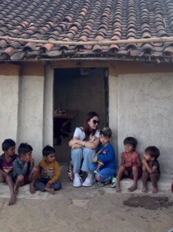 गांव गईं 'भाबीजी घर पर है' की एक्ट्रेस, चूल्हे पर पकाया खाना, कुएं से निकालकर पिया पानी, वीडियो