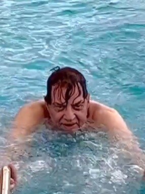 87 साल की उम्र में स्वीमिंग कर रहे धर्मेंद्र, फ‍िटनेस देखकर फैंस बोले- छा गए पाजी