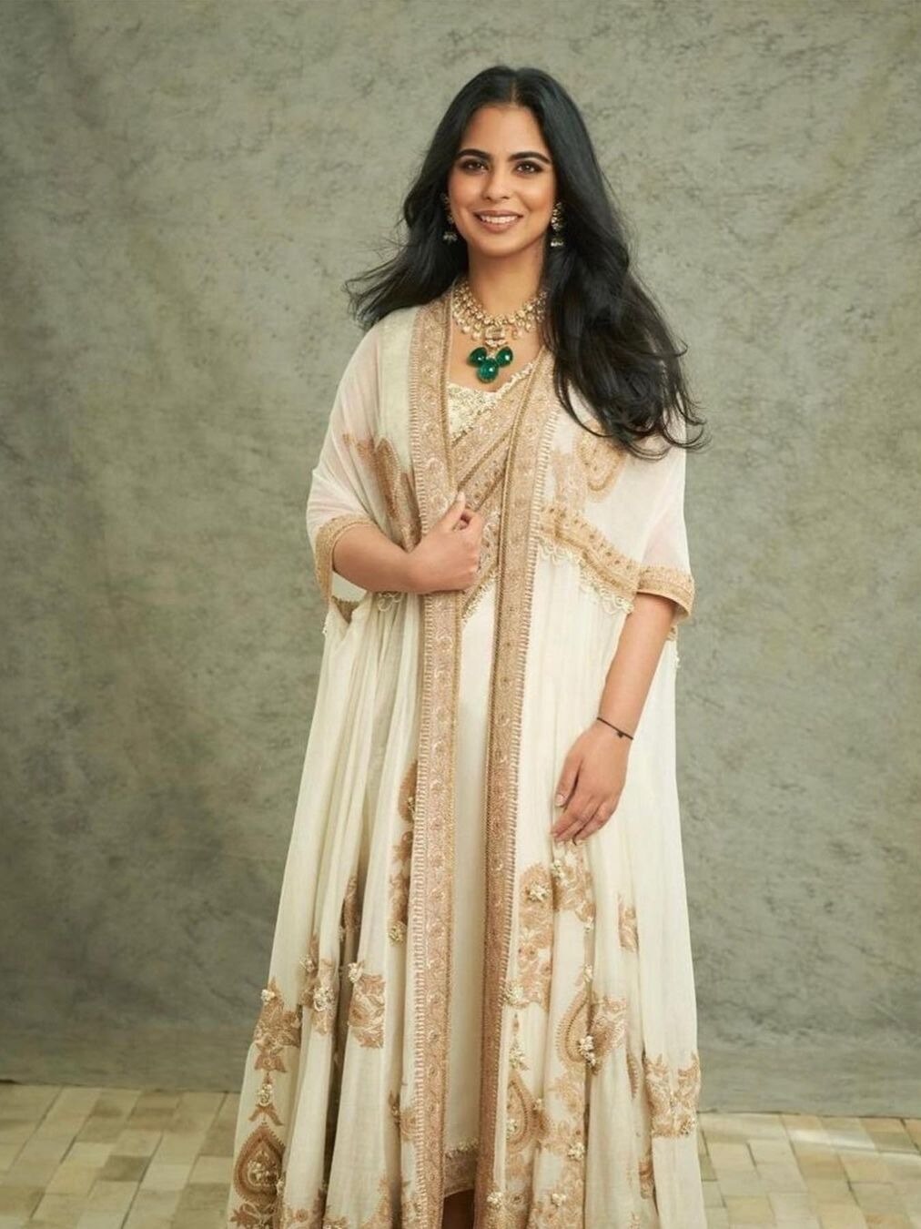 पति आनंद ने चूमा हाथ, शरमाईं ईशा अंबानी, फैन्स बोले- इसे कहते हैं प्यार