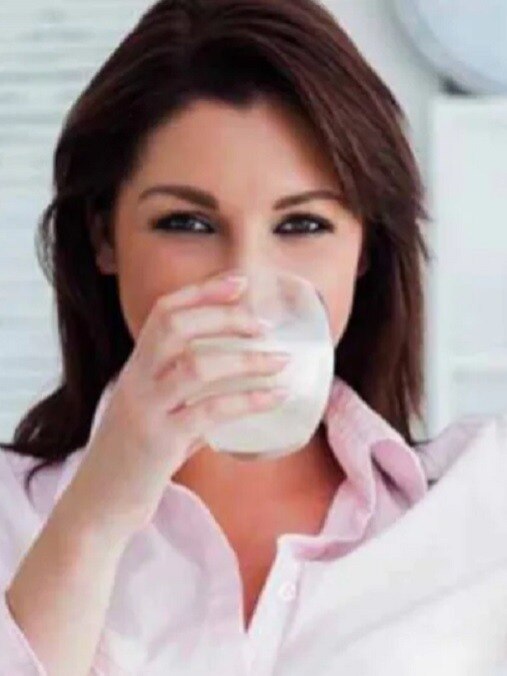 দুধ কীভাবে খাবেন, গরম না ঠান্ডা? জানুন উপকার