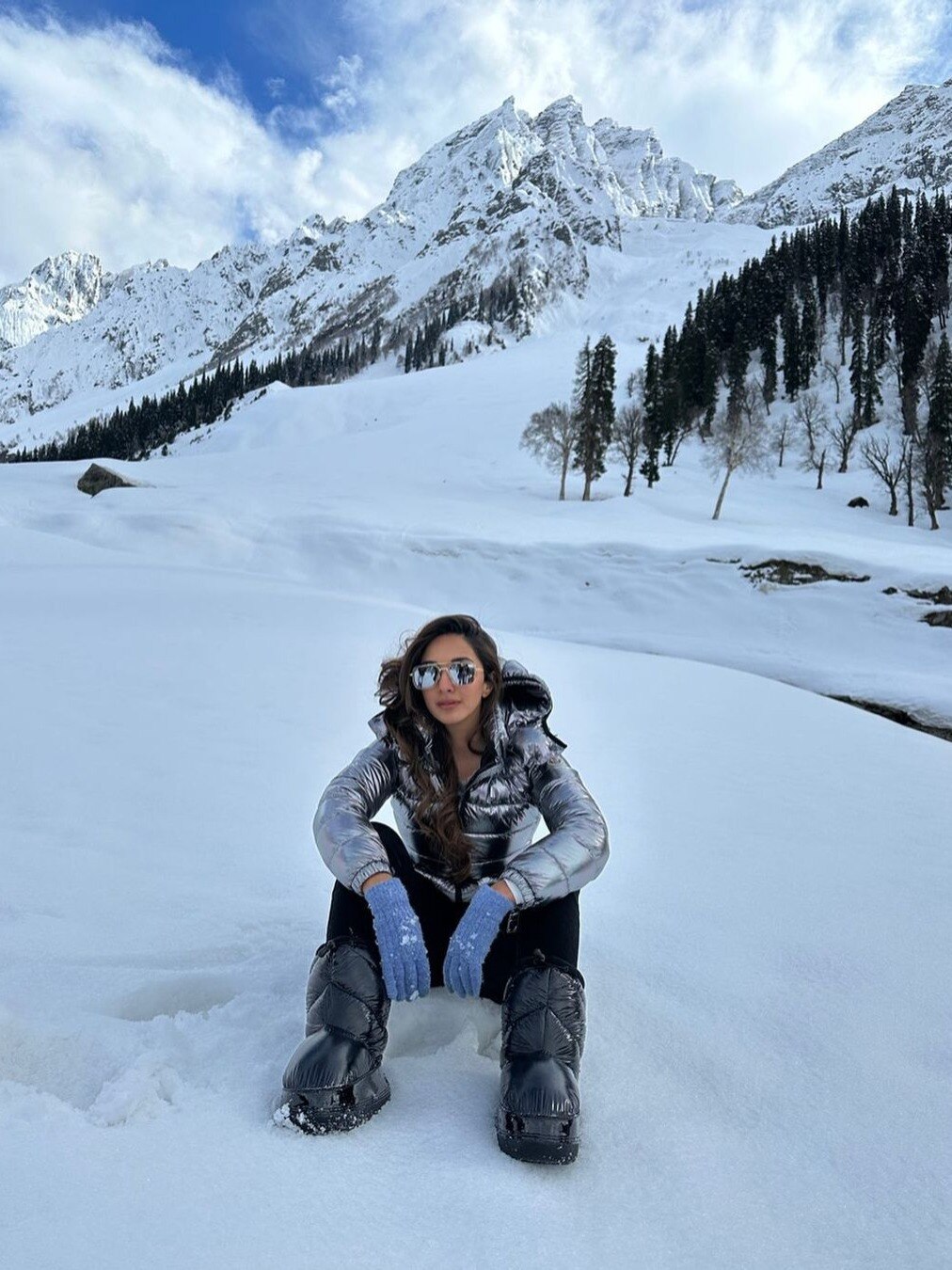 कश्मीर में कियारा, यूजर्स की शूज पर टिकी नजर, बोले- जूते कहां से लिए?