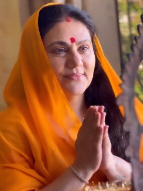 'रामायण' की सीता ने पढ़ी हनुमान चालीसा, सादगी के मुरीद हुए फैंस