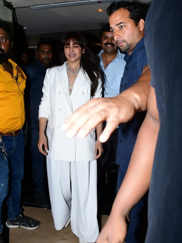 कैमरे के फ्लैश से परेशान हुईं सामंथा, पर चेहरे से नहीं गई स्माइल