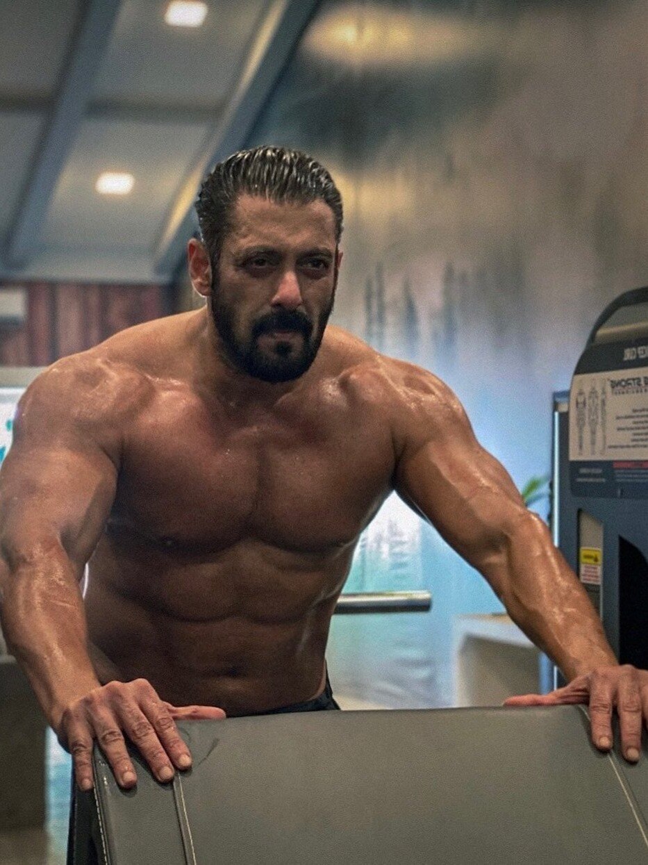 शर्टलेस हुए सलमान, 57 की उम्र में सिक्स पैक एब्स देखकर उड़ेंगे होश