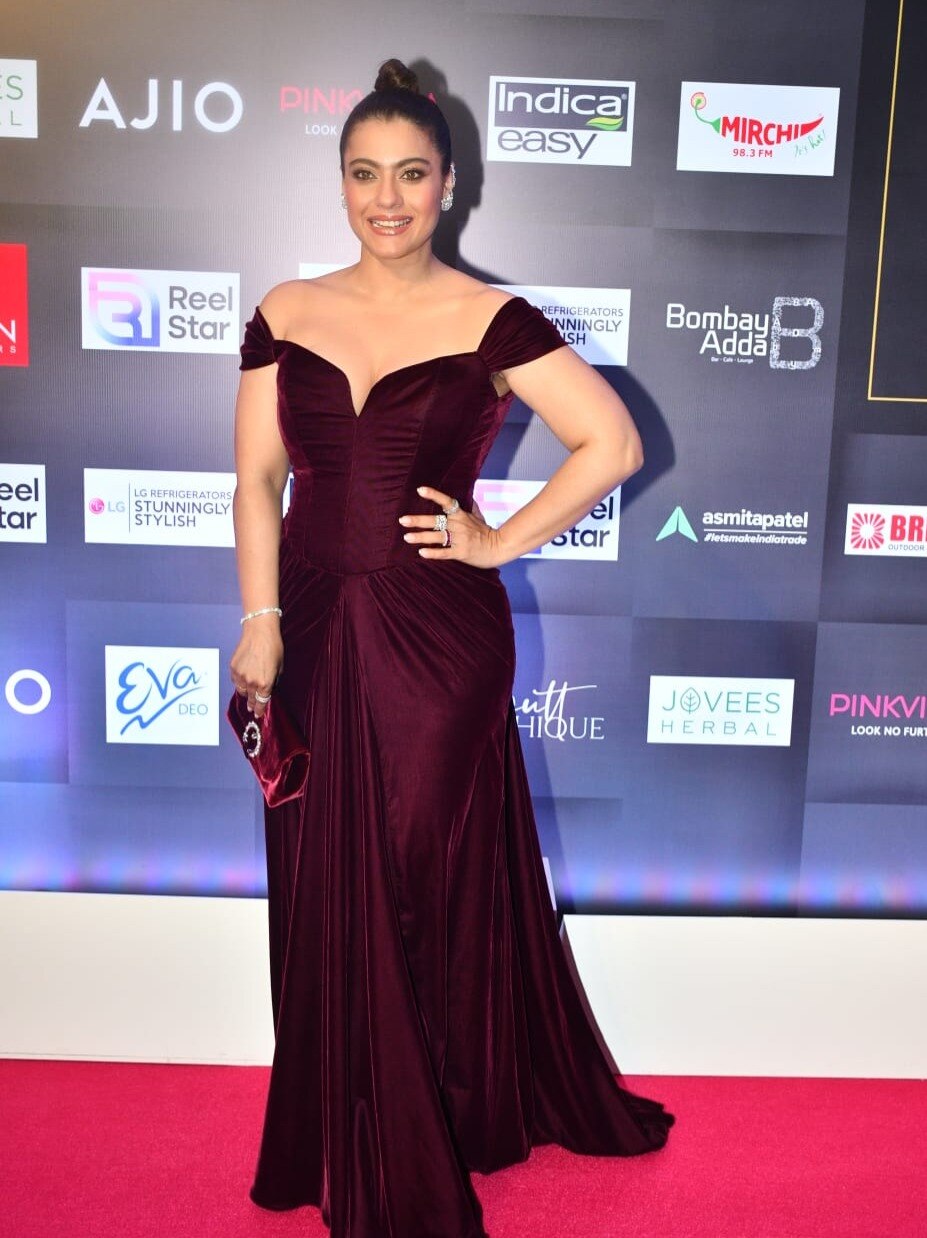 डीप नेक, बॉडी फिटेड गाउन में काजोल, खूबसूरती के दीवाने हुए फैन्स