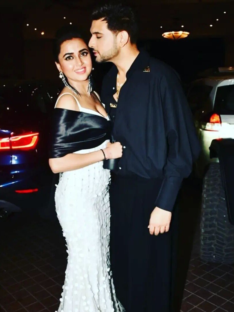 एक्टर ने 9 साल छोटी गर्लफ्रेंड पर लुटाया प्यार, किया Kiss