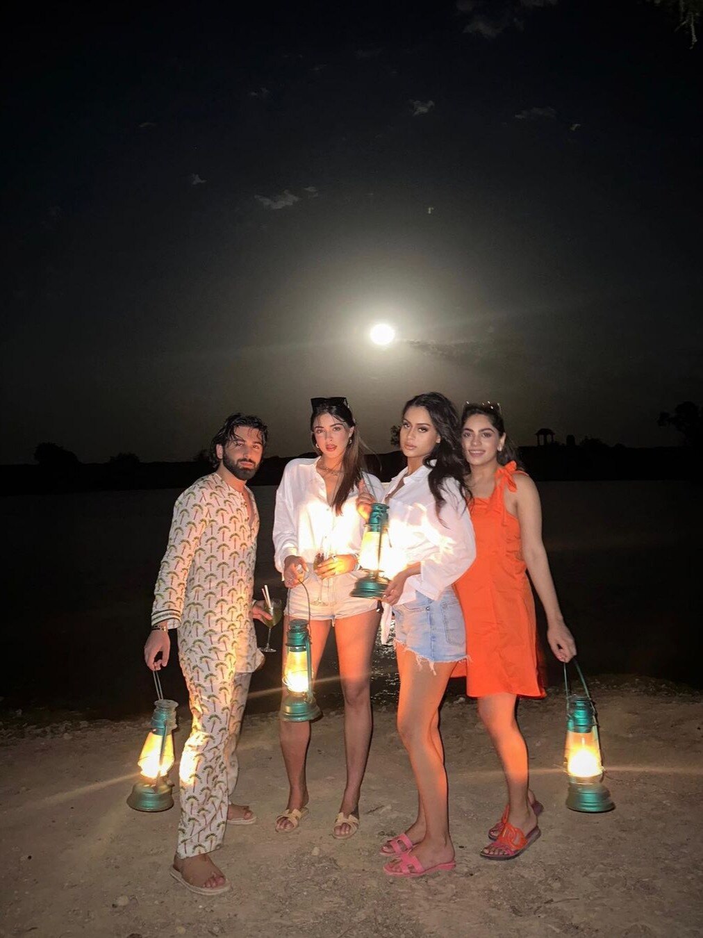 हाथ में लालटेन-टेंट में डिनर, दोस्तों संग जैसलमेर में न्यासा देवगन ने की पार्टी, Photos