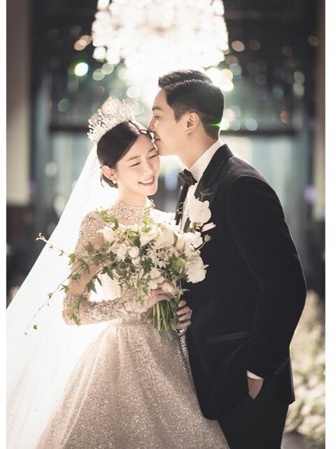 रॉयल अंदाज में फेमस कपल ने रचाई शादी, सबके सामने किया Kiss, ड्रीमी फोटोज वायरल