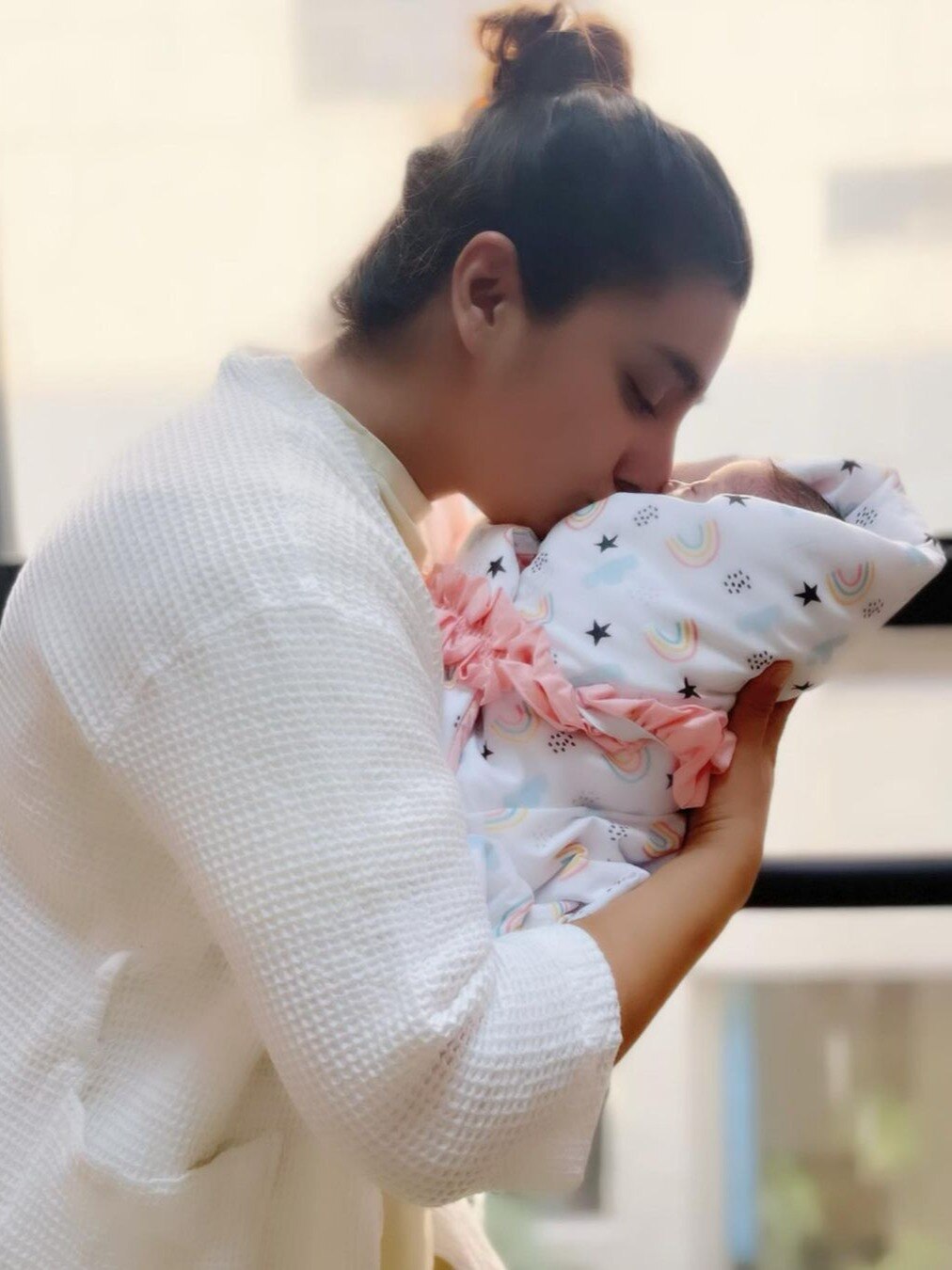 शादी के 10 साल बाद एक्ट्रेस बनीं मां, दिखाई बेटी की पहली झलक