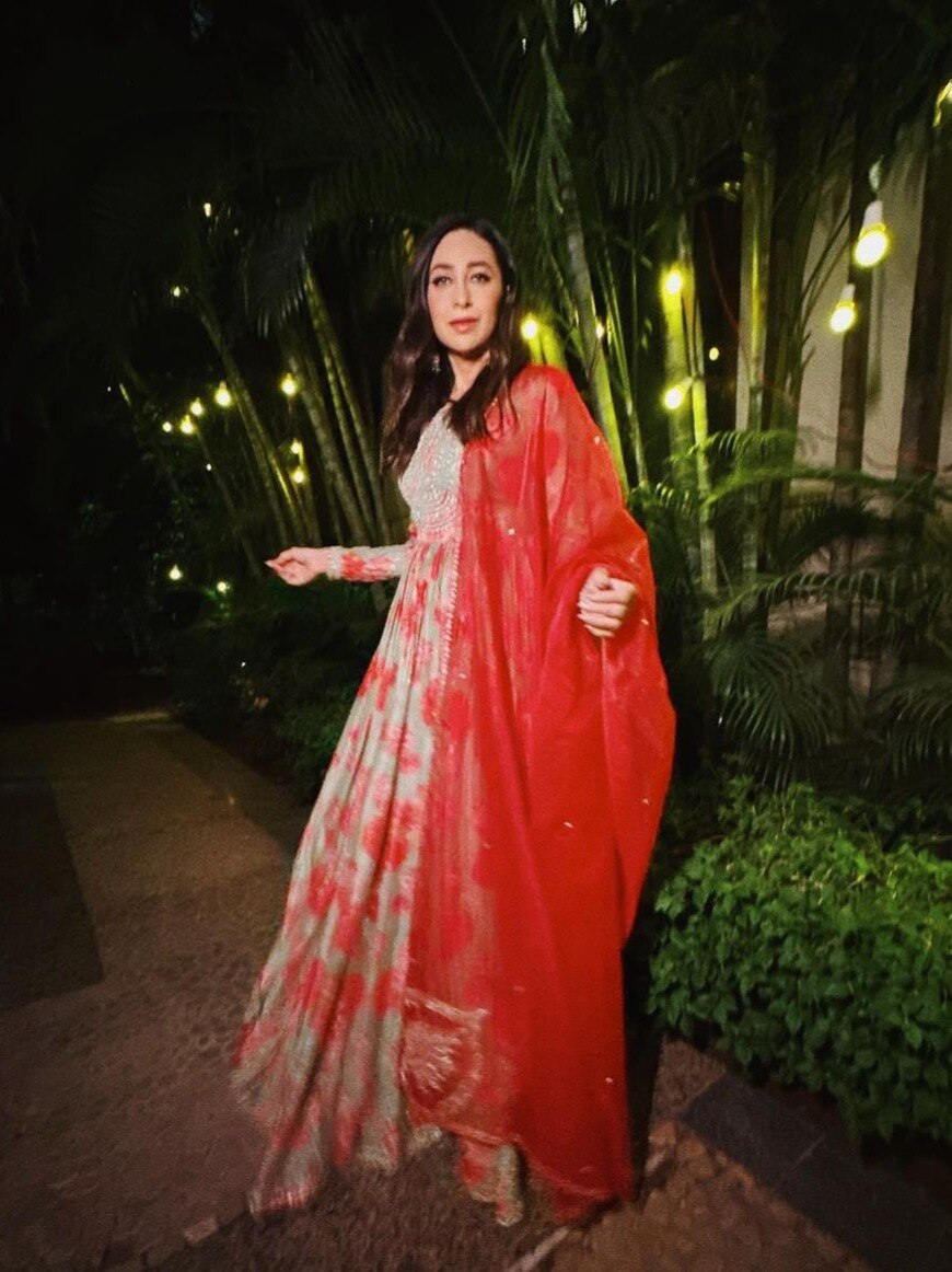 अनारकली सूट में करिश्मा ने बिखेरा जलवा, देखकर फैन्स बोले- ये 48 साल की हैं?