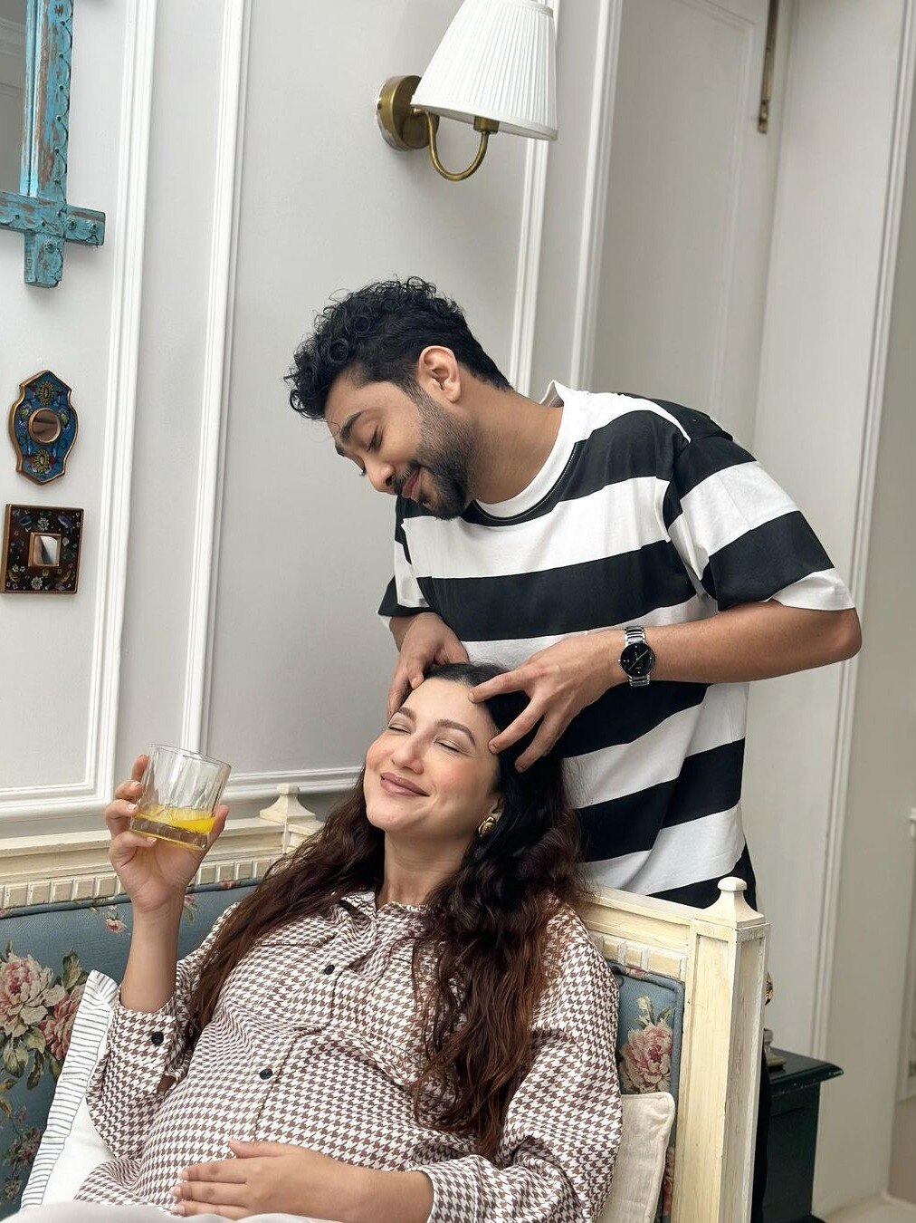 39 साल की प्रेग्नेंट एक्ट्रेस पर पति को आया प्यार, दी हेड मसाज, इंप्रेस हुए फैंस