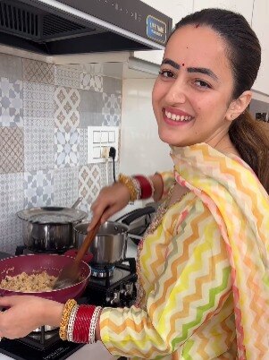 शादी के बाद ज्योतिका की पहली रसोई, बनाया हलवा, रुबीना ने लुटाया प्यार
