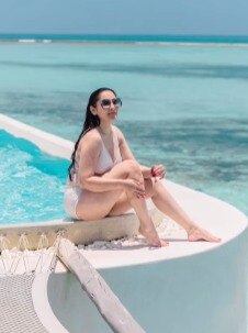 व्हाइट बिकिनी में मान्यता दत्त, फैन्स को याद आया गाना- चेहरा है या चांद खिला