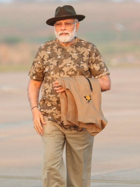 'टाइगर प्रिंट' की शर्ट पहनकर जंगल सफारी के लिए निकले PM मोदी