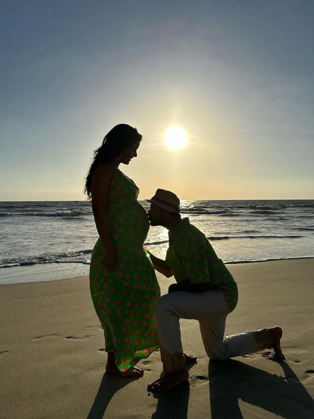 प्रेग्नेंट एक्ट्रेस का बीच पर रोमांस, बेबी बंप को पति ने किया Kiss, लुटाया प्यार