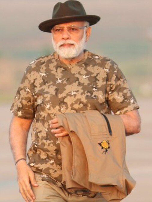 বাঘছাপ জামায় দূরবীনে চোখ, Viral PM মোদীর ছবি