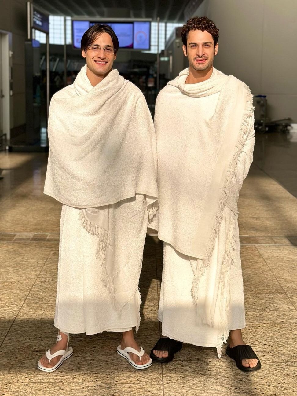 भाई संग उमराह करने निकले आसिम रियाज, फैंस बोले- फिर बुलावा आ गया