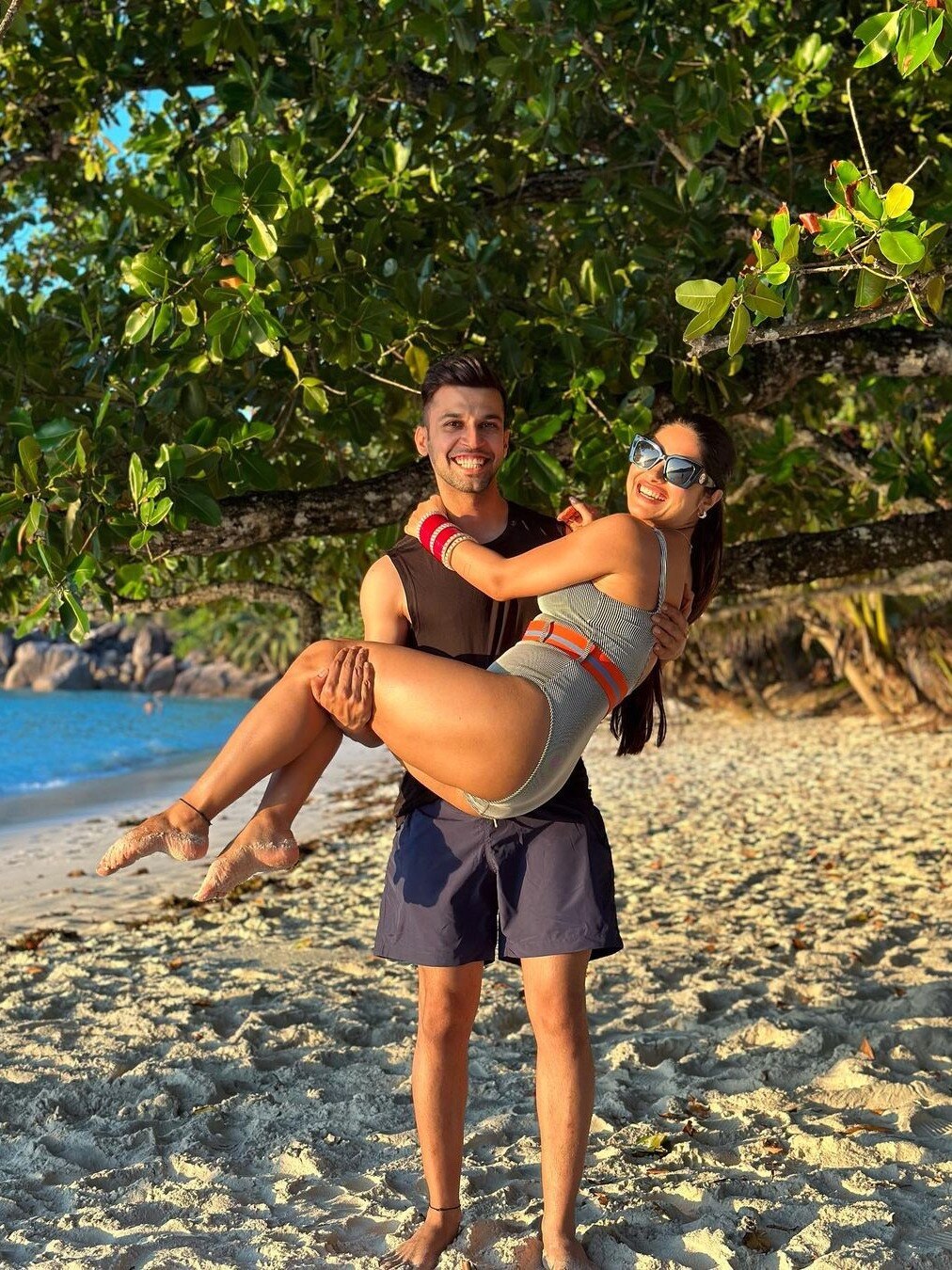 हनीमून पर एक्ट्रेस संग रोमांटिक हुआ पति, गोद में उठाया, क्यों पीछे पड़े ट्रोल्स?