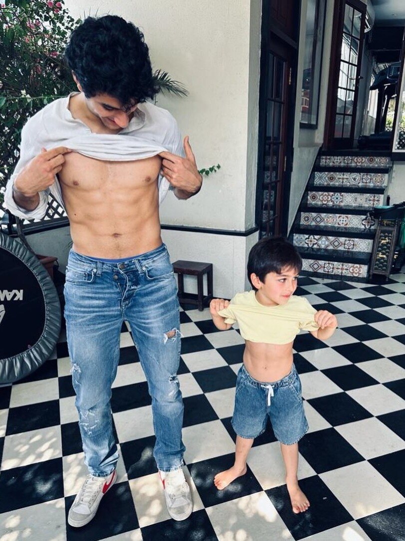 बड़े भाई इब्राहिम के सामने तैमूर ने शो ऑफ किए एब्स, करीना ने शेयर की फोटो