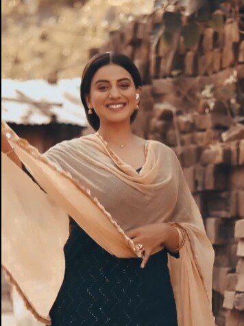 गांव की लाइफ जी रही एक्ट्रेस-चलाया हैंडपंप, ट्रोल्स बोले- सिर्फ वीडियो के लिए