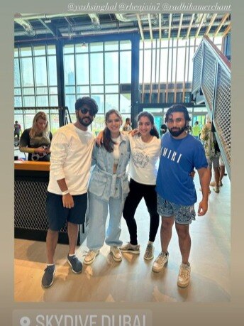 राधिका के गले में हाथ डाले दिखे न्यासा के बेस्टफ्रेंड, साथ की स्काई डायविंग