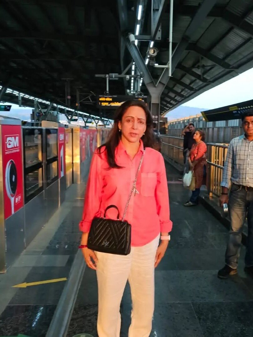 परेशान हुईं हेमा मालिनी, ट्रैफिक से बचने को ली मेट्रो, सेल्फी लेने लगे फैंस