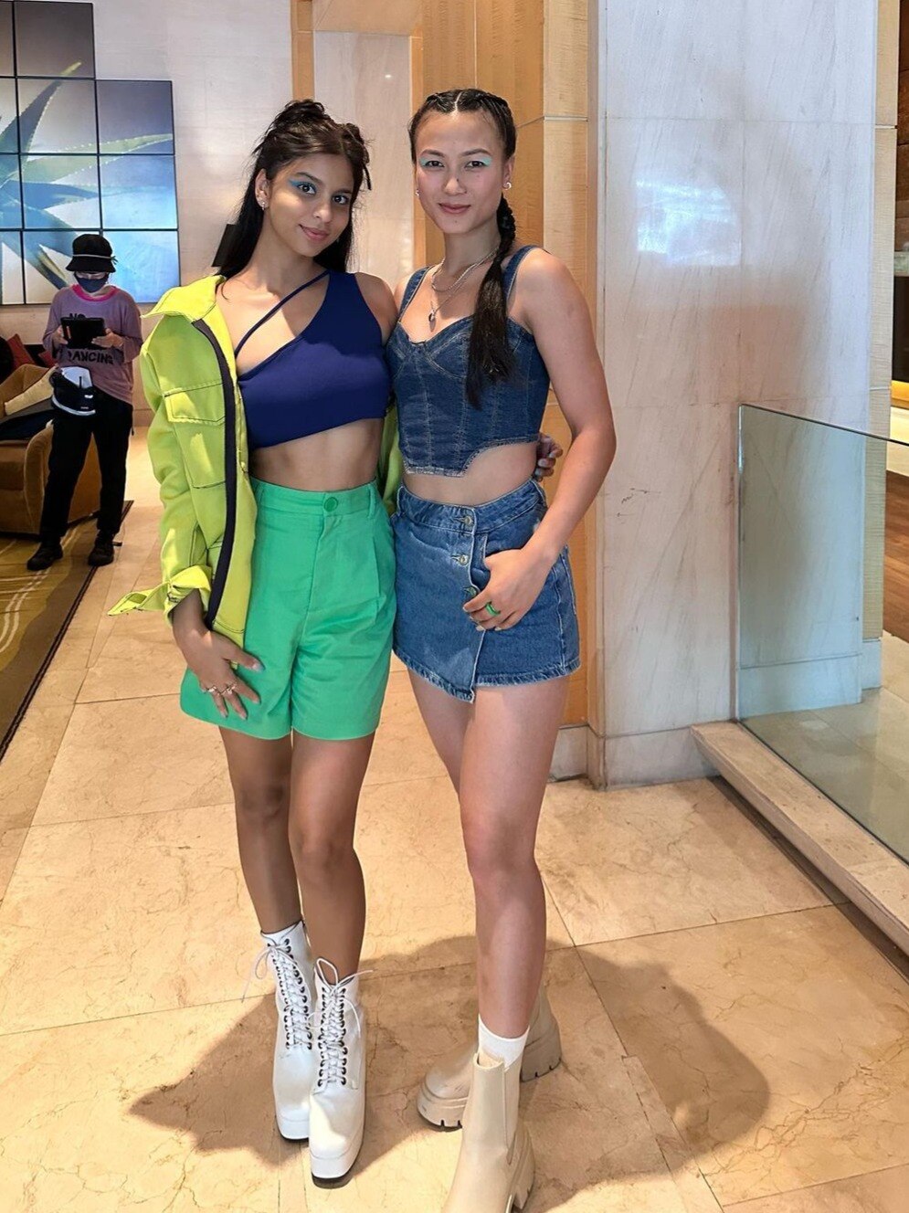 शाहरुख की बेटी के साथ दिखी ये मॉडल है महिला पुलिस, तीसरा चेहरा है किसका?