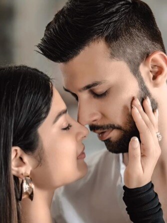 हनीमून मोमेंट्स भुला नहीं पा रहीं एक्ट्रेस, पति संग हुईं रोमांटिक, Video