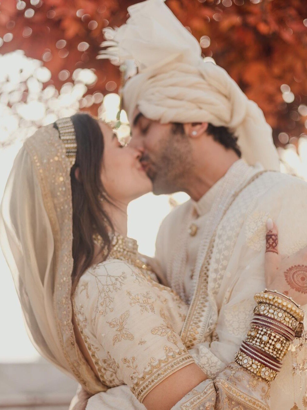 मांग में रणबीर के नाम का सिंदूर, लिपलॉक मोमेंट, जब वायरल हुए आलिया के वेडिंग फोटोज