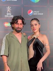 छिपकली नेकलेस, अजीब सी ड्रेस में उर्फी, निसा के बेस्टफ्रेंड को दी 'जादू की झप्पी'