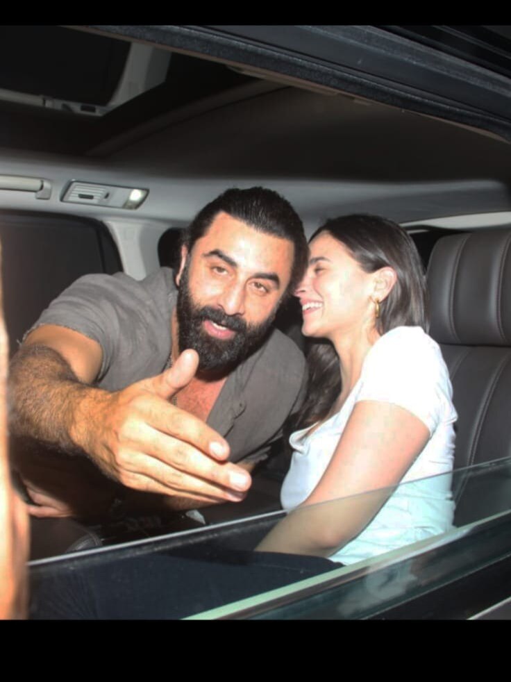 एनिवर्सरी पर रणबीर संग दिखीं आलिया, कार में किया Kiss, क्यों हो गईं ट्रोल?