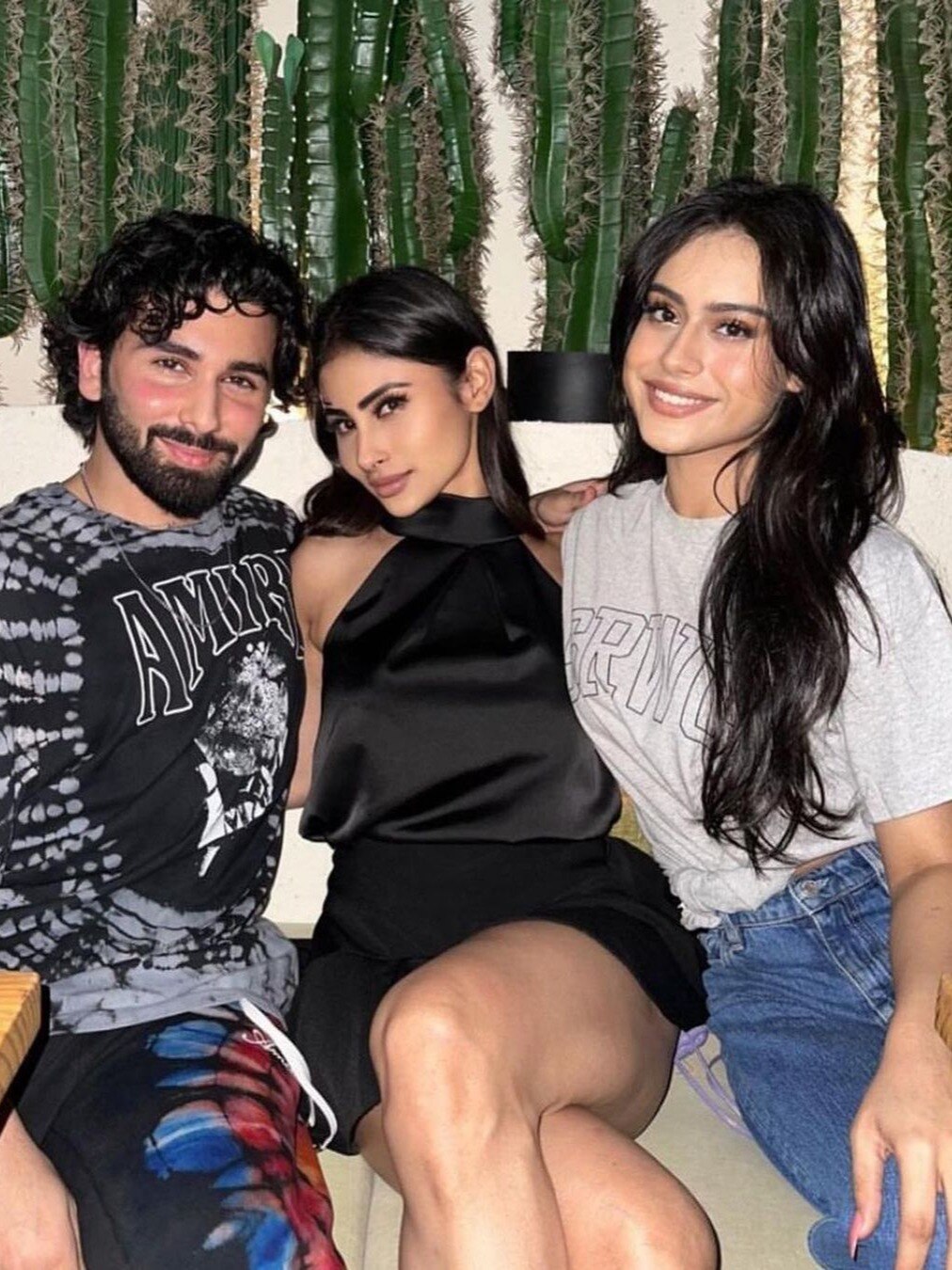 काजोल की बेटी संग मौनी रॉय ने की पार्टी, ग्लैमरस लगीं निसा, फैंस हुए फिदा