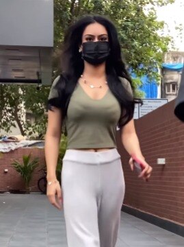 सिम्पल लुक में काजोल की बेटी निसा, फैन्स बोले- इतनी जल्दी में कहां जा रही हो?