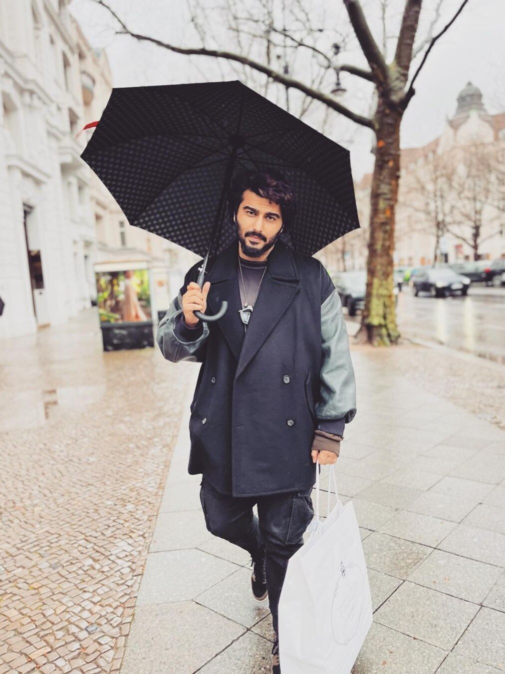 लेडी लव के लिए बारिश में छाता लेकर खड़े रहे अर्जुन! मलाइका ने खींची फोटो