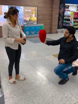 'कच्चा बादाम' गर्ल अंजलि पर दिल हारा शख्स, घुटनों पर बैठ किया प्रपोज