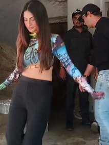 हील्स में पलक का चलना हुआ मुश्किल, यूजर्स बोले- दीदी, गिर जाओगी