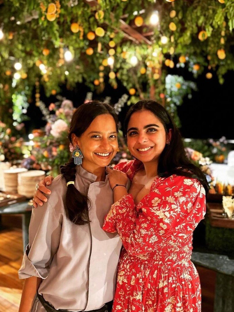 ईशा अंबानी की प्राइवेट पार्टी, पहनी रेड सिम्पल ड्रेस, कीमत बस इतनी