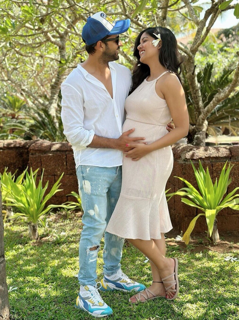  पति संग रोमांटिक हुई एक्ट्रेस, फ्लॉन्ट किया बेबी बंप, बनने वाली है मां