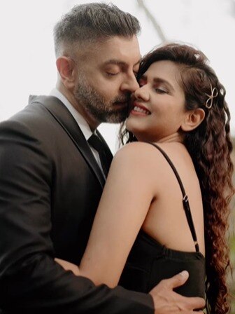 पति की बाहों में दलजीत, कैमरे के सामने हुईं रोमांटिक, मिली Kiss