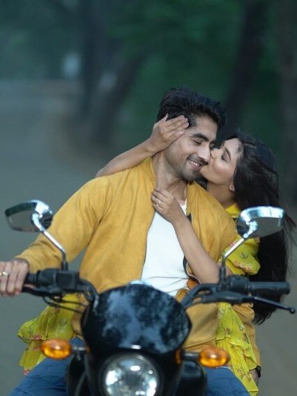 13 साल बड़े हीरो को डेट कर रही 26 साल की एक्ट्रेस? Viral है ऑनस्क्रीन रोमांस