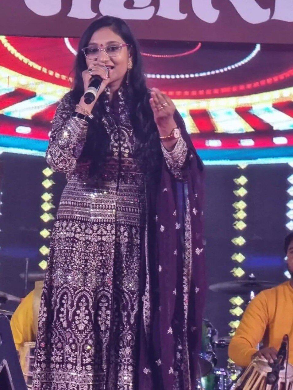 भोजपुरी सिंंगर का अपमान, माइक छीना, गाने नहीं दिया, रोते हुए मंच से उतरीं