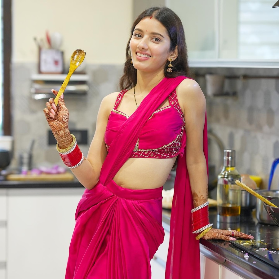 फेमस यूट्यूबर ने सैंडल पहन बनाया पहली रसोई का वीडियो, हुईं खूब ट्रोल - Famous youtuber neetu bisht first rasoi video after marriage trolled over wearing sandals see video tviss