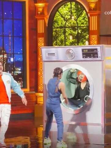 वाश‍िंंग मशीन में कपड़े नहीं एक्टर को बंद करके धोया, देखकर आपको भी होगी हैरानी