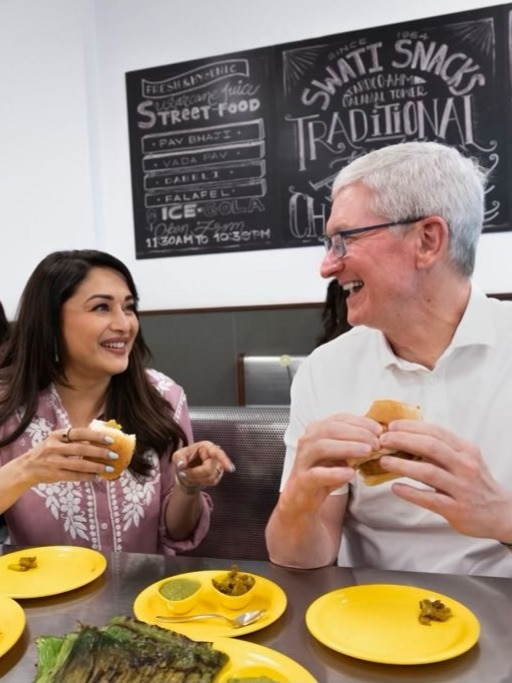Apple CEO Tim Cook in India He launched Apple BKC Store in Mumbai, ate