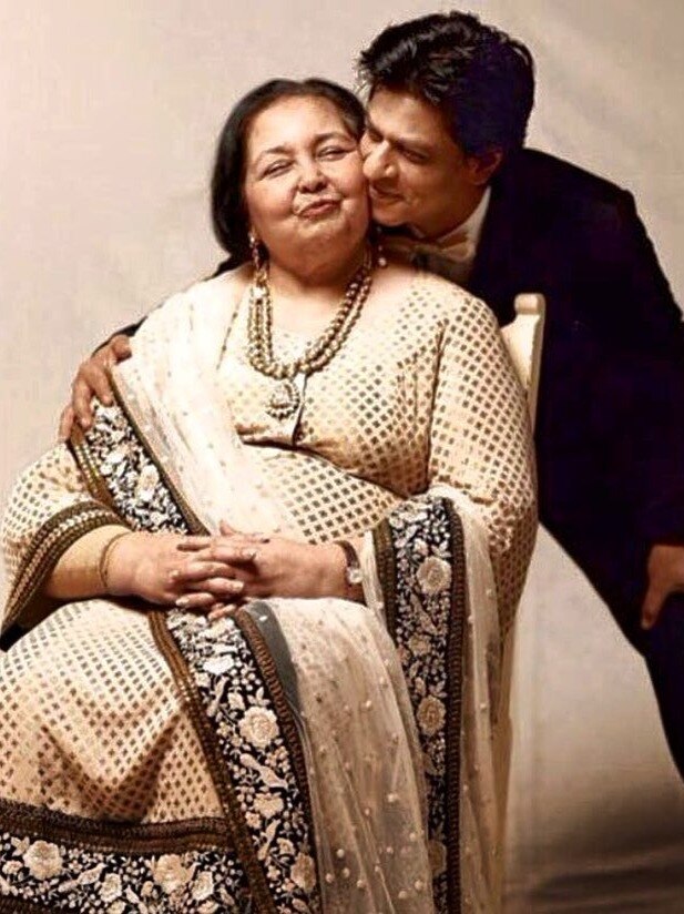 पामेला चोपड़ा के निधन के बाद दर्द बांटने पहुंचे शाहरुख, साथ दिखे बेटे आर्यन