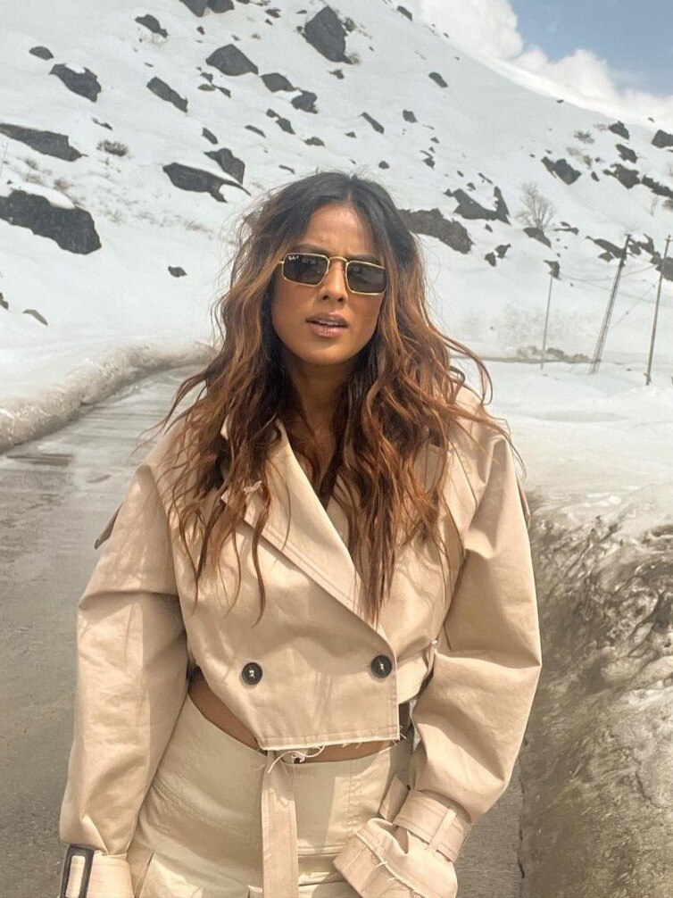 সিকিমের হাড় কাঁপানো ঠান্ডায় মিনি স্কার্টে নিয়া