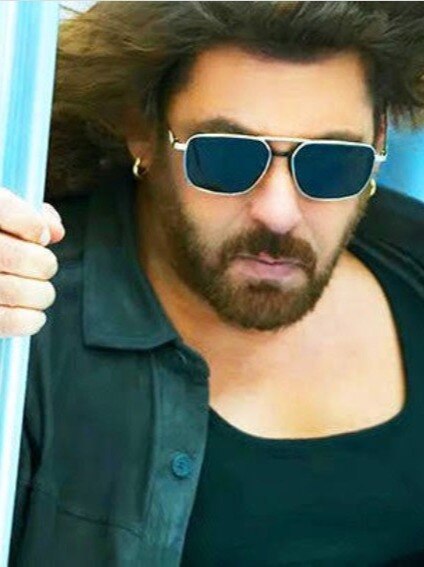 छत से कूदे सलमान, हवा में उड़ते हुए पहनी जैकेट,  KKBKKJ का सीन वायरल