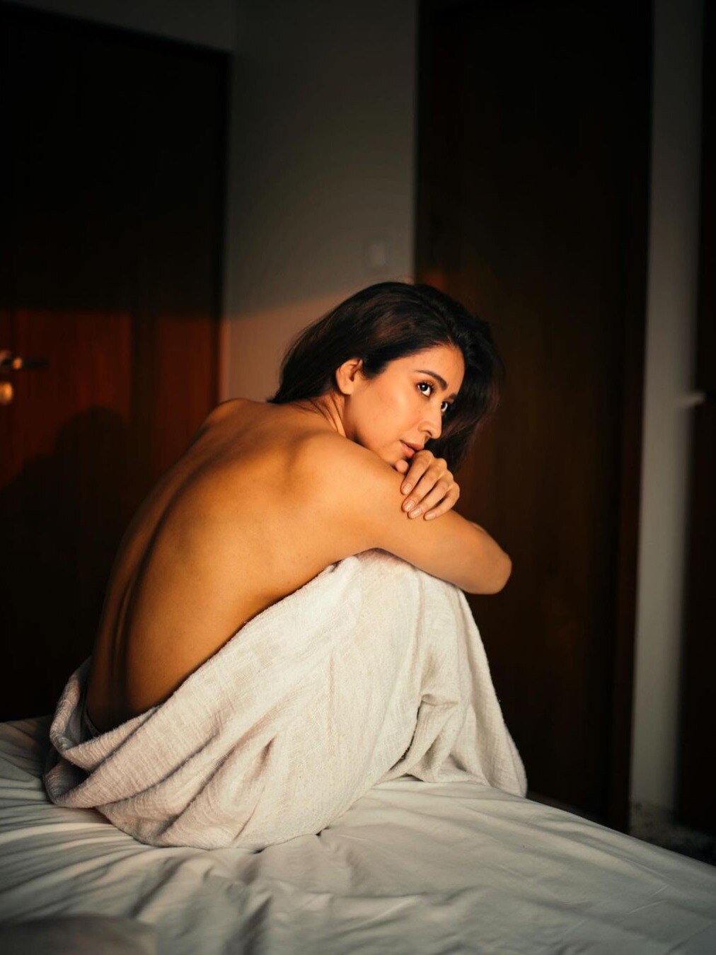 एक साल से स्क्रीन से गायब है एक्ट्रेस, अब टॉपलेस फोटोशूट हो रहा वायरल