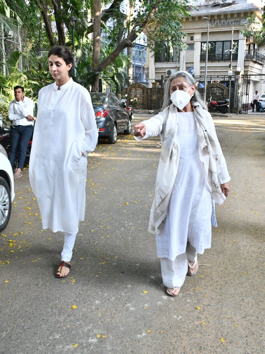 'पीछे हटो', बेटी श्वेता संग पामेला के अंतिम दर्शन को आईं जया, मीडिया पर फूटा गुस्सा